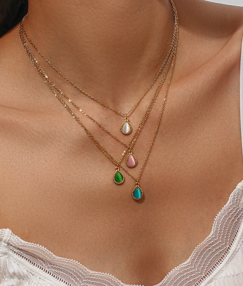 Collana con goccia d'acqua in pietra semipreziosa