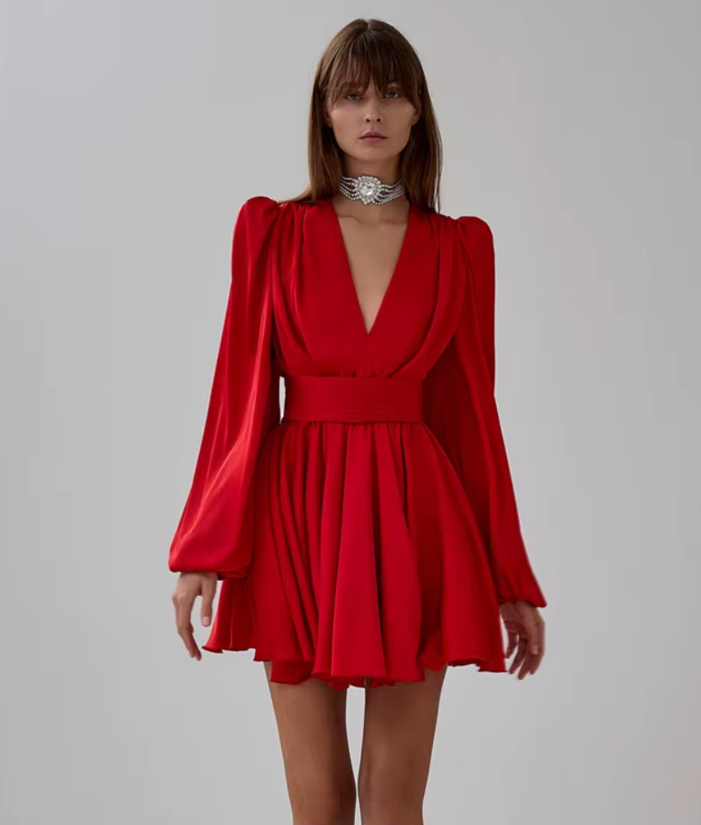 Abito rosso corto aderente con volant