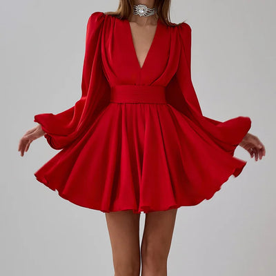 Abito rosso corto aderente con volant