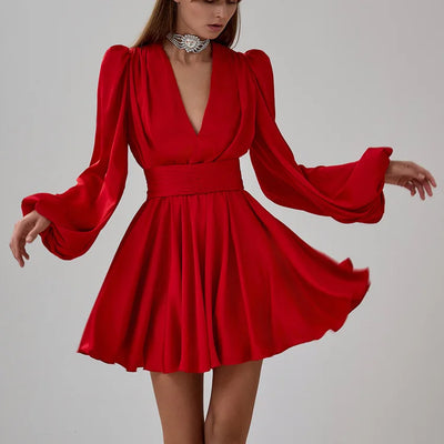Abito rosso corto aderente con volant