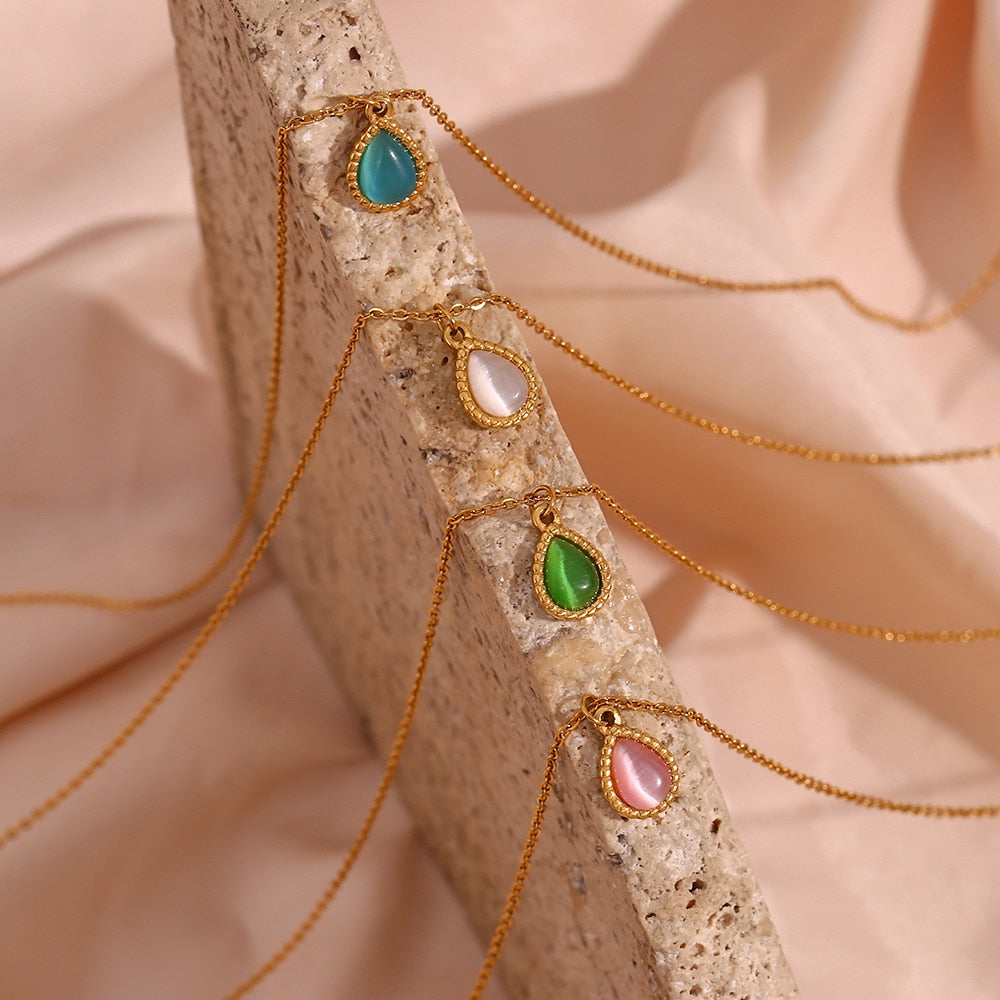 Collana con goccia d'acqua in pietra semipreziosa