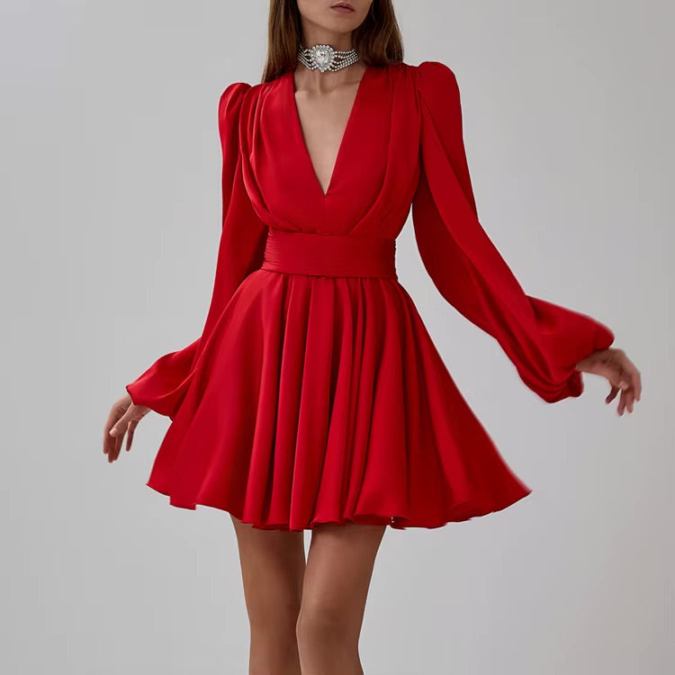 Abito rosso corto aderente con volant