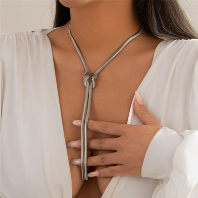 Collar largo de cadena con nudo de serpiente