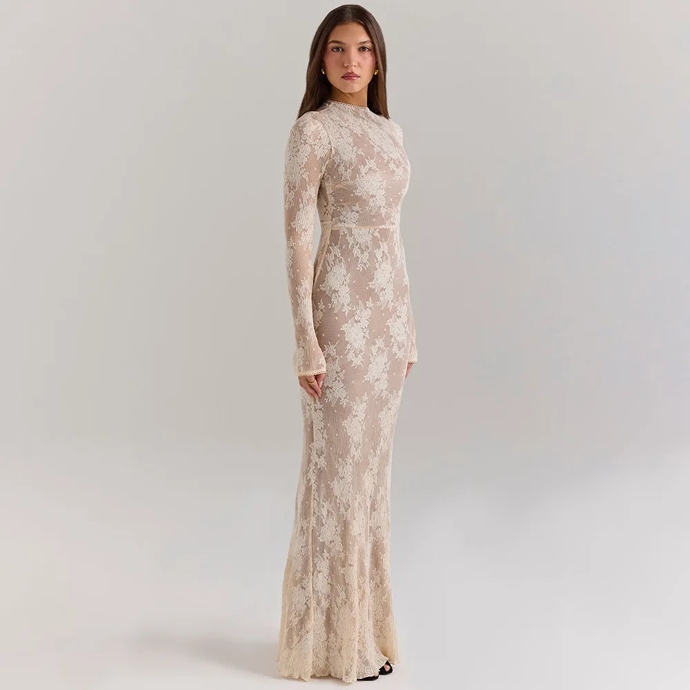 Robe longue blanche en dentelle
