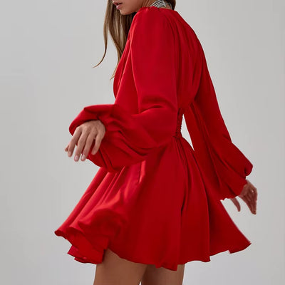 Abito rosso corto aderente con volant