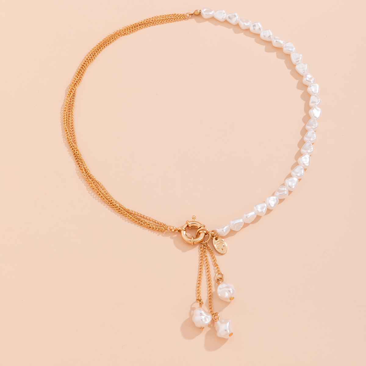 Collier avec pendentif en perles irrégulières