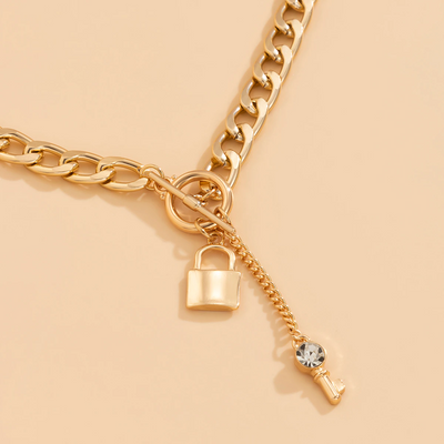 Chaine cadenas et pendentif en clé
