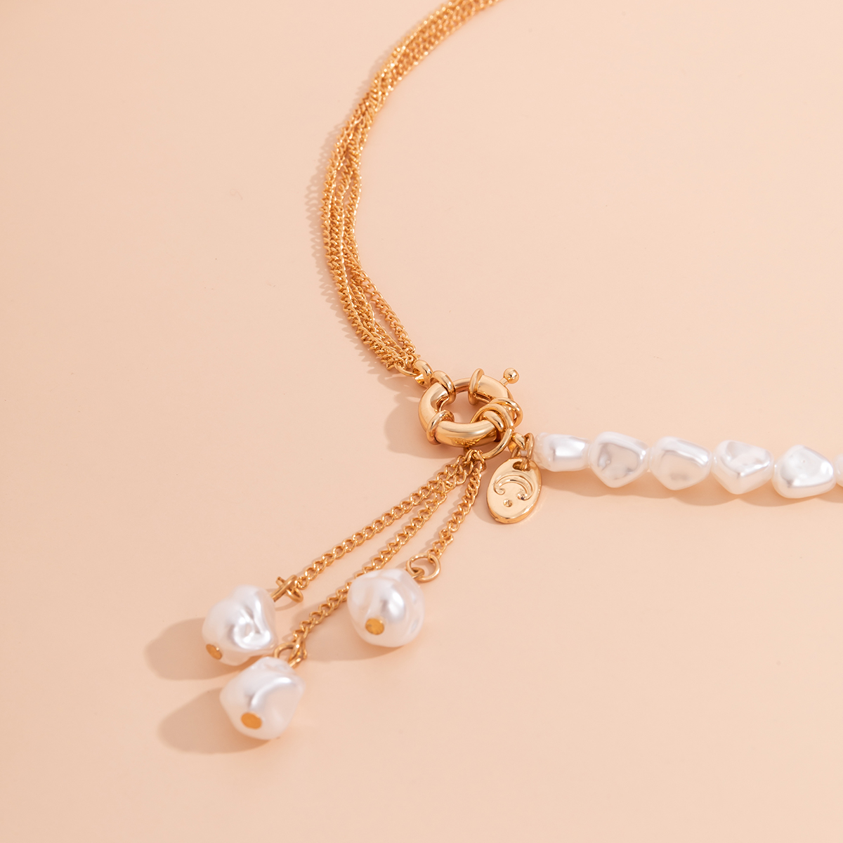 Collier avec pendentif en perles irrégulières