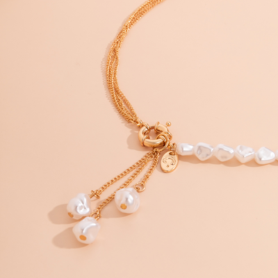 Collier avec pendentif en perles irrégulières