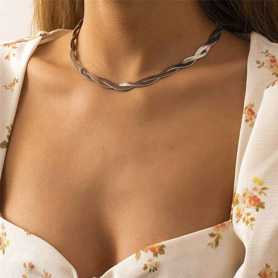 Collier fin ras du cou torsadé