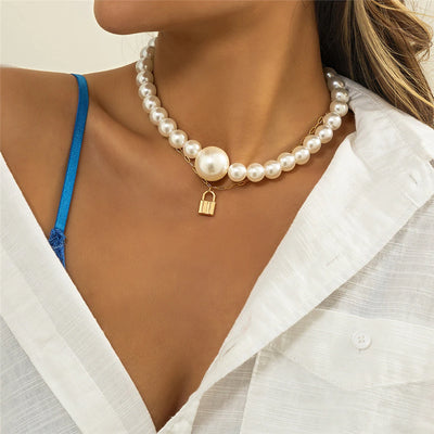 Collier cadenas et perles blanches