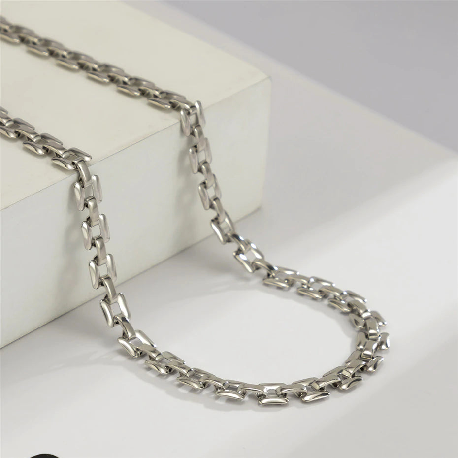 Collier fin ras du cou géométrique