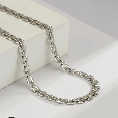 Collier fin ras du cou géométrique