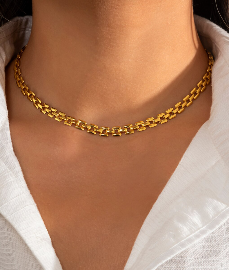 Collier fin ras du cou géométrique
