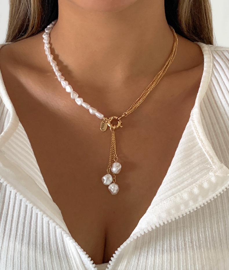 Collier avec pendentif en perles irrégulières